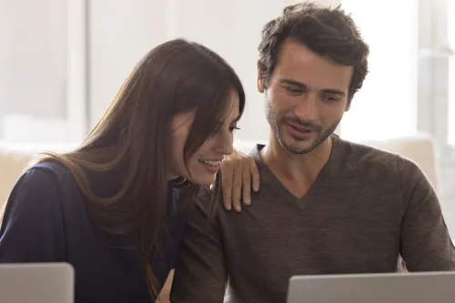 casal computador analisar finanças